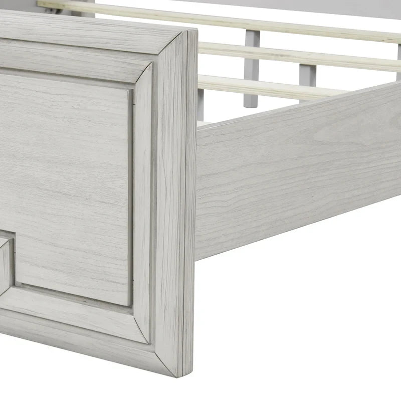 Lit en panneaux de bois blanc rustique